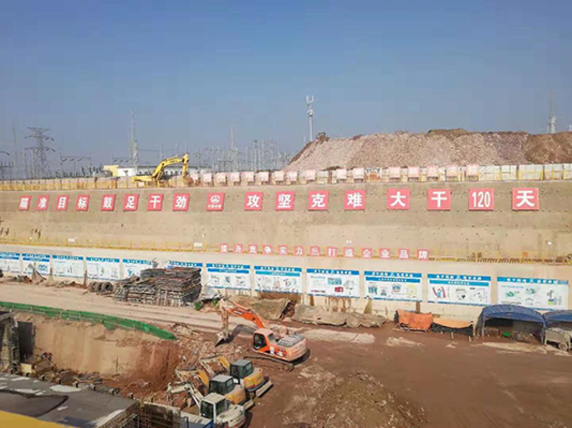 中建二局青島地鐵8號線施工現(xiàn)場(圖1)
